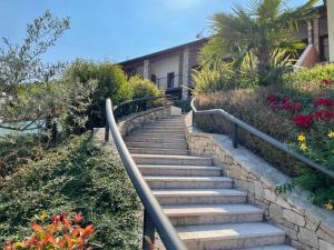 un escalier menant à une maison fleurie dans l'établissement Ferienwohnung Isabella, à Toscolano Maderno