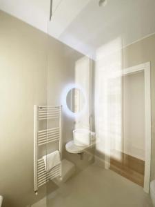 Ein Badezimmer in der Unterkunft The window on the theatre and the cathedral - Luxury apartment