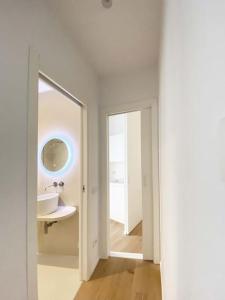 Ein Badezimmer in der Unterkunft The window on the theatre and the cathedral - Luxury apartment