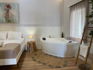 Postel nebo postele na pokoji v ubytování Goninos Jacuzzi Suite + 36 fotografií