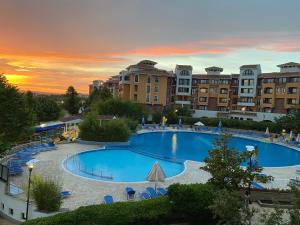 ein großer Pool in einem Resort bei Sonnenuntergang in der Unterkunft Marina Cape Garden in Aheloy