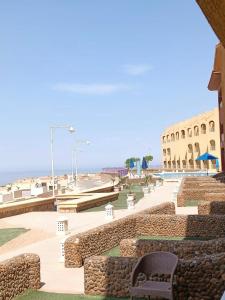 a view of the beach from a building at الحدائق المعلقة المصطبة الخامسة بورتو السخنة للعائلات فقط in Ain Sokhna