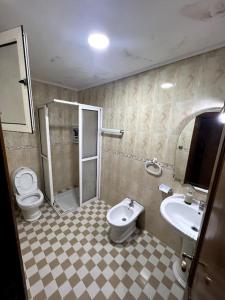 bagno con servizi igienici e lavandino di Appartement familiale méditerranéen ad Al-Ḥoseyma