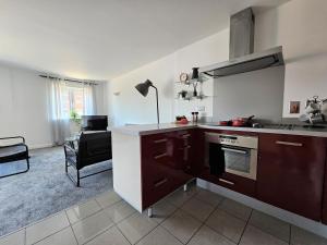 Kuchyň nebo kuchyňský kout v ubytování Spacious Two Bedroom Apartment with 2 En-suite Bathrooms