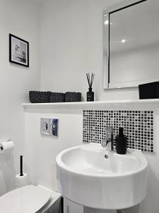 Koupelna v ubytování Spacious Two Bedroom Apartment with 2 En-suite Bathrooms