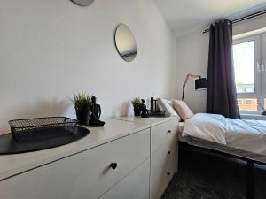 Postel nebo postele na pokoji v ubytování Spacious Two Bedroom Apartment with 2 En-suite Bathrooms
