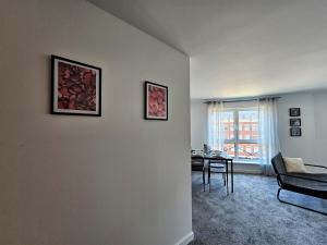 Posezení v ubytování Spacious Two Bedroom Apartment with 2 En-suite Bathrooms