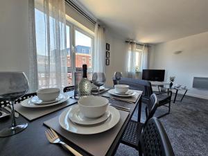 Posezení v ubytování Spacious Two Bedroom Apartment with 2 En-suite Bathrooms + 26 fotografií