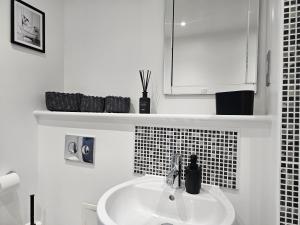 Koupelna v ubytování Spacious Two Bedroom Apartment with 2 En-suite Bathrooms