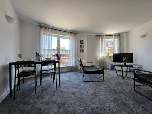 Posezení v ubytování Spacious Two Bedroom Apartment with 2 En-suite Bathrooms