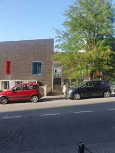 due auto parcheggiate sul lato di una strada di Casa R&R *10' a Piedi da Piazza Del Campo*! a Siena