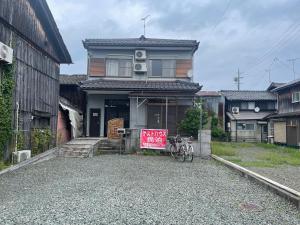 a house with a sign in front of it at 高島市一棟貸切 グループファミリーok Biwa Lake琵琶湖 徒歩10分 大人数でご利用だとお得連泊がお得BBQ可能自転車無料利用可 in Takashima