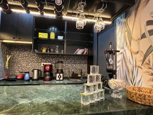 Mudem Boutique Hotel في إسطنبول: مطبخ مع كونتر توب عليه كاسات