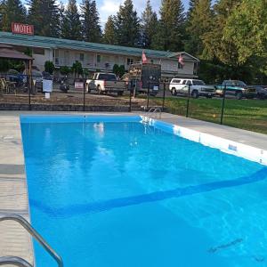 una gran piscina azul frente a un motel en Clearwater Country Inn, en Clearwater