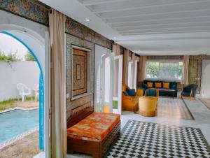 una camera con divano e un soggiorno di Dar Soltana a Sidi Daoud