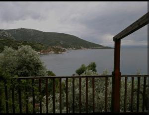 un balcón con vistas a un cuerpo de agua en Apartment by the Sea, Mylos Trikeri, en Ayía Kiriakí