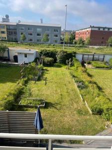 una vista de un campo de césped junto a un edificio en Spacious 4 bedroom with garden - Central location en Gotemburgo