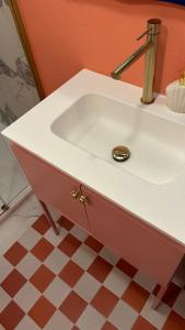 een wastafel met een kraan in de badkamer bij Apartamento No5 in Gandía +13 foto's