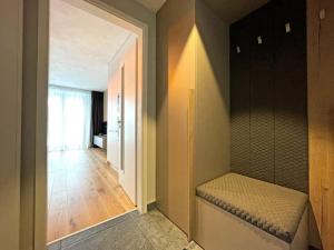 um quarto com um banco num quarto com um corredor em Apartmán Harmonie - Šumava em Frischwinkel