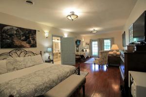a bedroom with a bed and a living room at Gettysburg Battlefield Bed & Breakfast Inn in Gettysburg