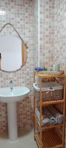 La salle de bains est pourvue d'un lavabo et d'un miroir. dans l'établissement La Pedriza II, à Enix
