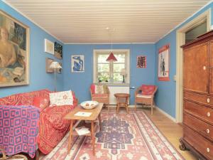 - un salon avec un canapé et une table dans l'établissement 5 person holiday home in H jby, à Højby