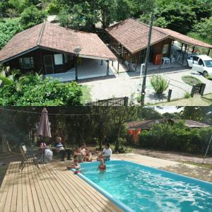 Kolam renang di atau dekat dengan Chalés do Atlântico Sc