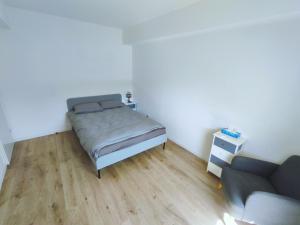 - une petite chambre avec un lit et un canapé dans l'établissement Cozy Sunshine Apartment with Balcony 4 persons max, à Ivry-sur-Seine