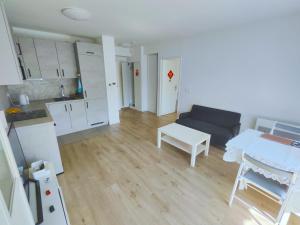 En sittgrupp på Cozy Sunshine Apartment with Balcony 4 persons max