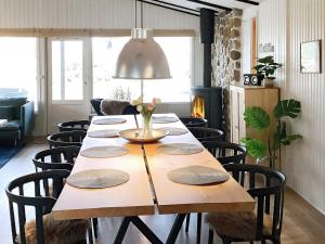 ein Esszimmer mit einem Tisch und einigen Stühlen in der Unterkunft Holiday home Hvide Sande XXVI in Bjerregård