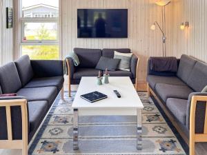 uma sala de estar com dois sofás e uma mesa em Holiday home Løgstør XXIV em Løgsted