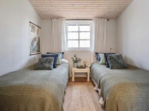 Frederiksværkにある18 person holiday home in Frederiksværk-By Traumの窓のある部屋にベッドが2つある