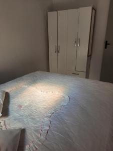 um quarto com uma cama grande e armários brancos em Casa de praia em Passo de Torres