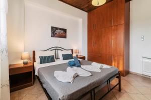 a bedroom with a bed with towels on it at Villa Deep Blue in Lakhania