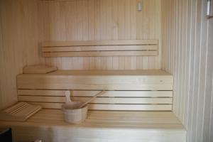 una pequeña sauna con un cubo y una cuchara en Mercure Le Mans Batignolles en Le Mans