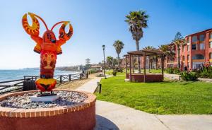 una estatua en un parque junto al océano en Puerto Nuevo Baja Hotel & Villas, en Rosarito