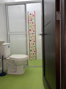 a bathroom with a toilet and a shower at Apartamento acorde para una estadía tranquila. in Apartadó