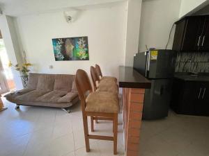 sala de estar con 2 sillas y sofá en Apartamento acorde para una estadía tranquila., en Apartadó