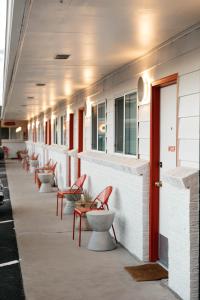 una fila de sillas y aseos en el lateral de un edificio en Mesa Verde Motel, en Mancos