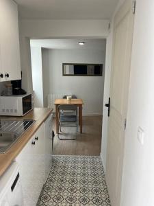 Dapur atau dapur kecil di Jolie petit studio à Flins
