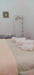 una fila de camas blancas en una habitación en Aristobulo en Buenos Aires