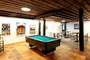 Piljardilaud majutusasutuses Small but WOW! Studio with pool @ the central lake