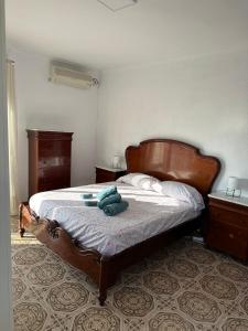ein Schlafzimmer mit einem Bett mit blauen Handtüchern darauf in der Unterkunft Apartamento Vista-Beach in Cádiz
