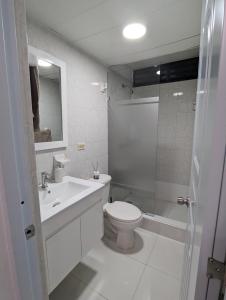 y baño con aseo, lavabo y ducha. en Apartamento a 5 min de la playa, en San Felipe de Puerto Plata