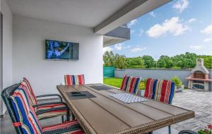 una mesa de madera y sillas en un patio en Stunning Home In Labin With Kitchen, en Labin