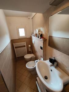 ein kleines Bad mit einem Waschbecken und einem WC in der Unterkunft Border House in Fiesole