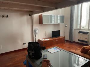 ein Wohnzimmer mit einem Glastisch und einem Sofa in der Unterkunft Scoglio della Regina, NUOVO, fronte mare, vicino al porto in Livorno