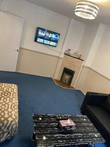 uma sala de estar com um sofá e uma mesa em 2 large bedroom apartment in central London em Londres