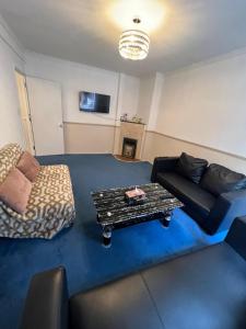 sala de estar con sofá y mesa en 2 large bedroom apartment in central London, en Londres