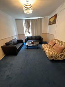 sala de estar con sofás, sofá y mesa en 2 large bedroom apartment in central London, en Londres